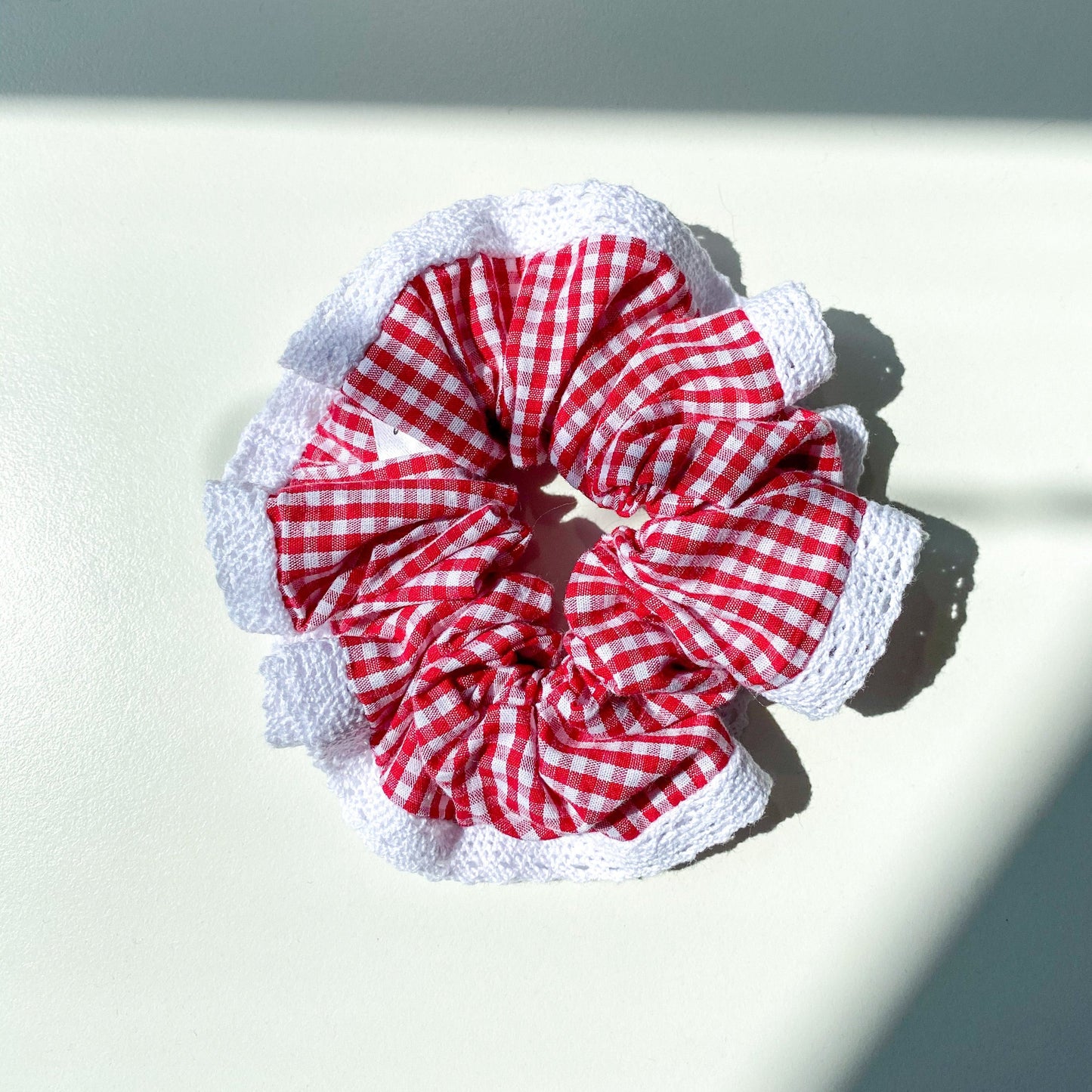 Broderie Rood Scrunchie