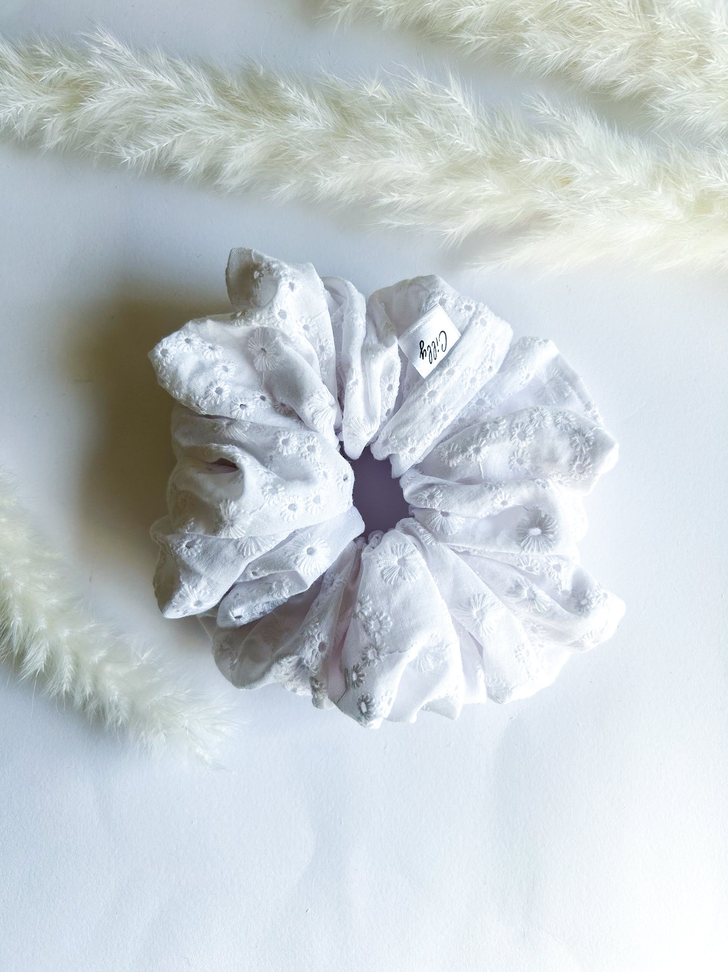 Broderie XL scrunchie mini bloem