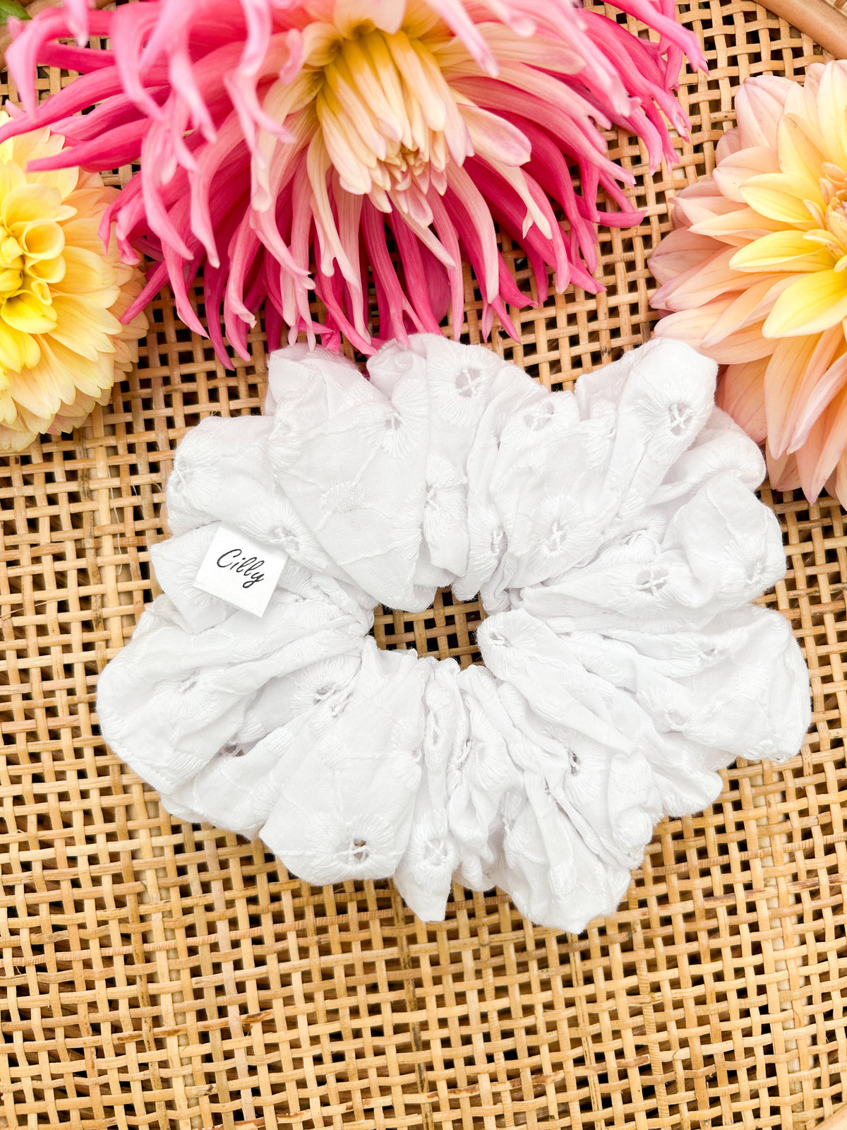 Broderie XL scrunchie 3.0