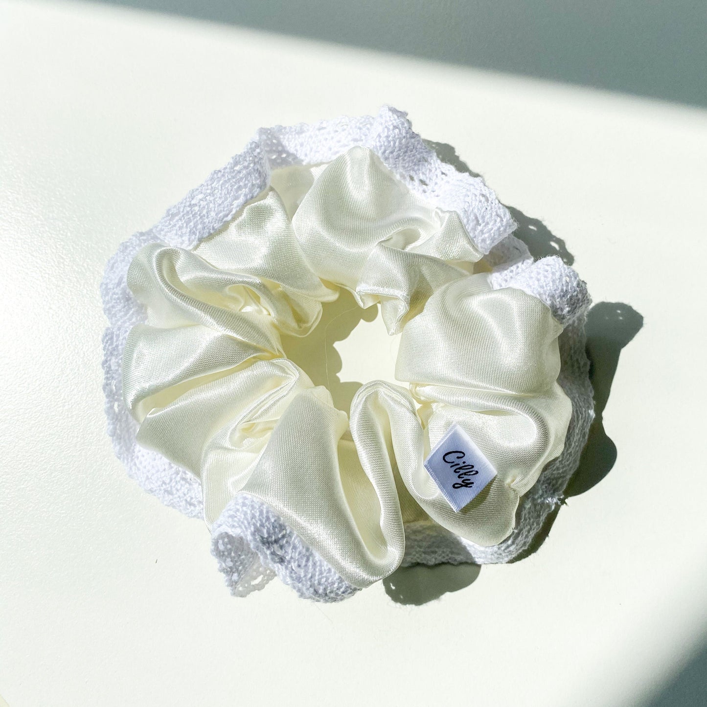 Broderie Satijnen Scrunchie