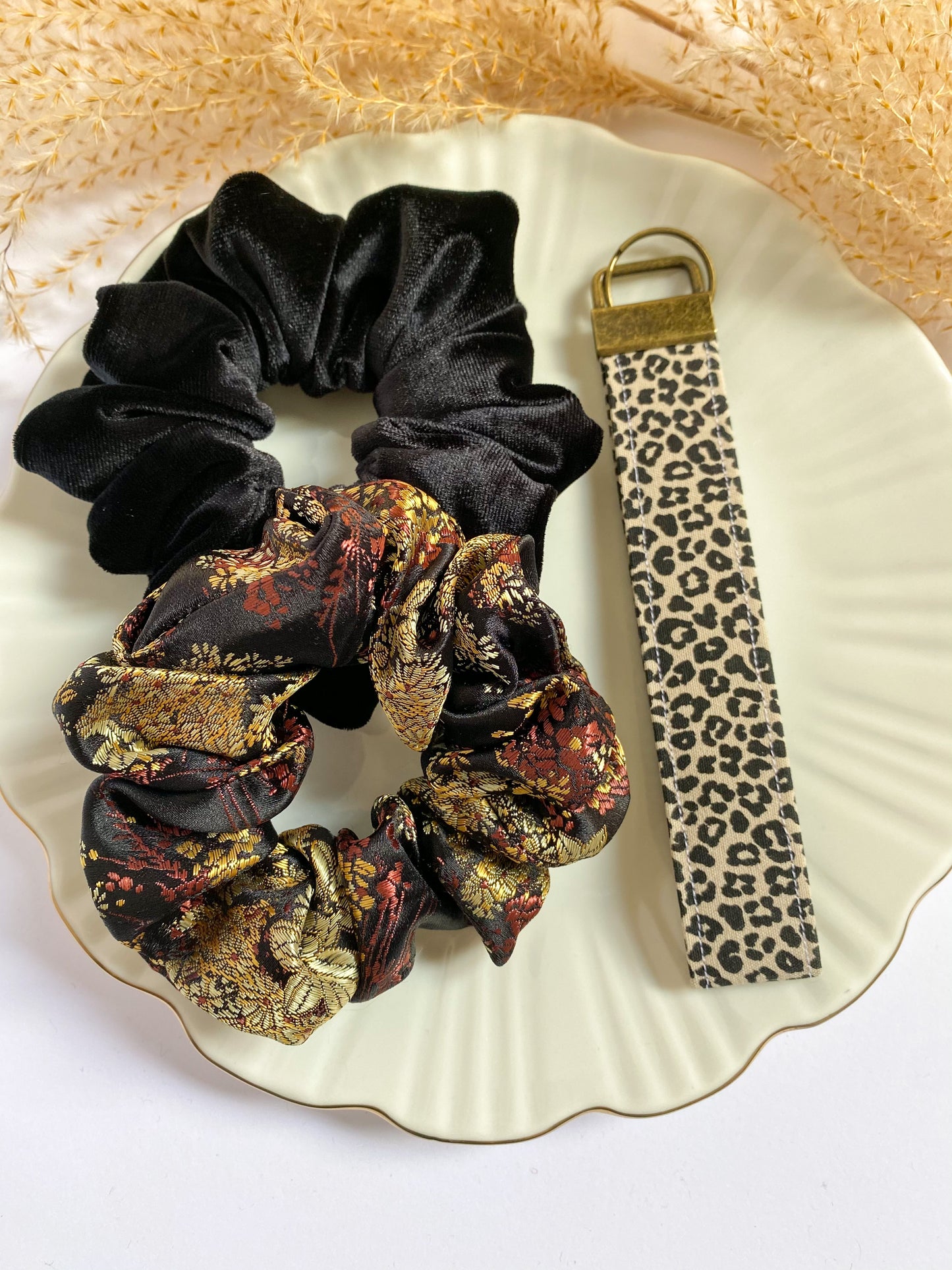 Violet scrunchie zwart