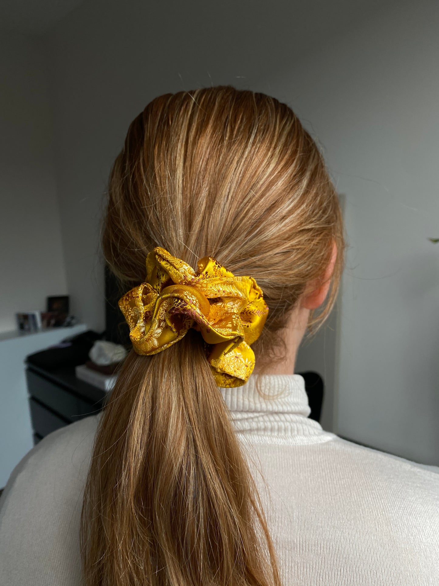 Brooke scrunchie Geel