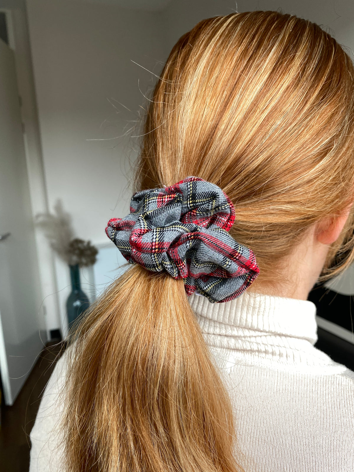Grijze schotse ruit scrunchie