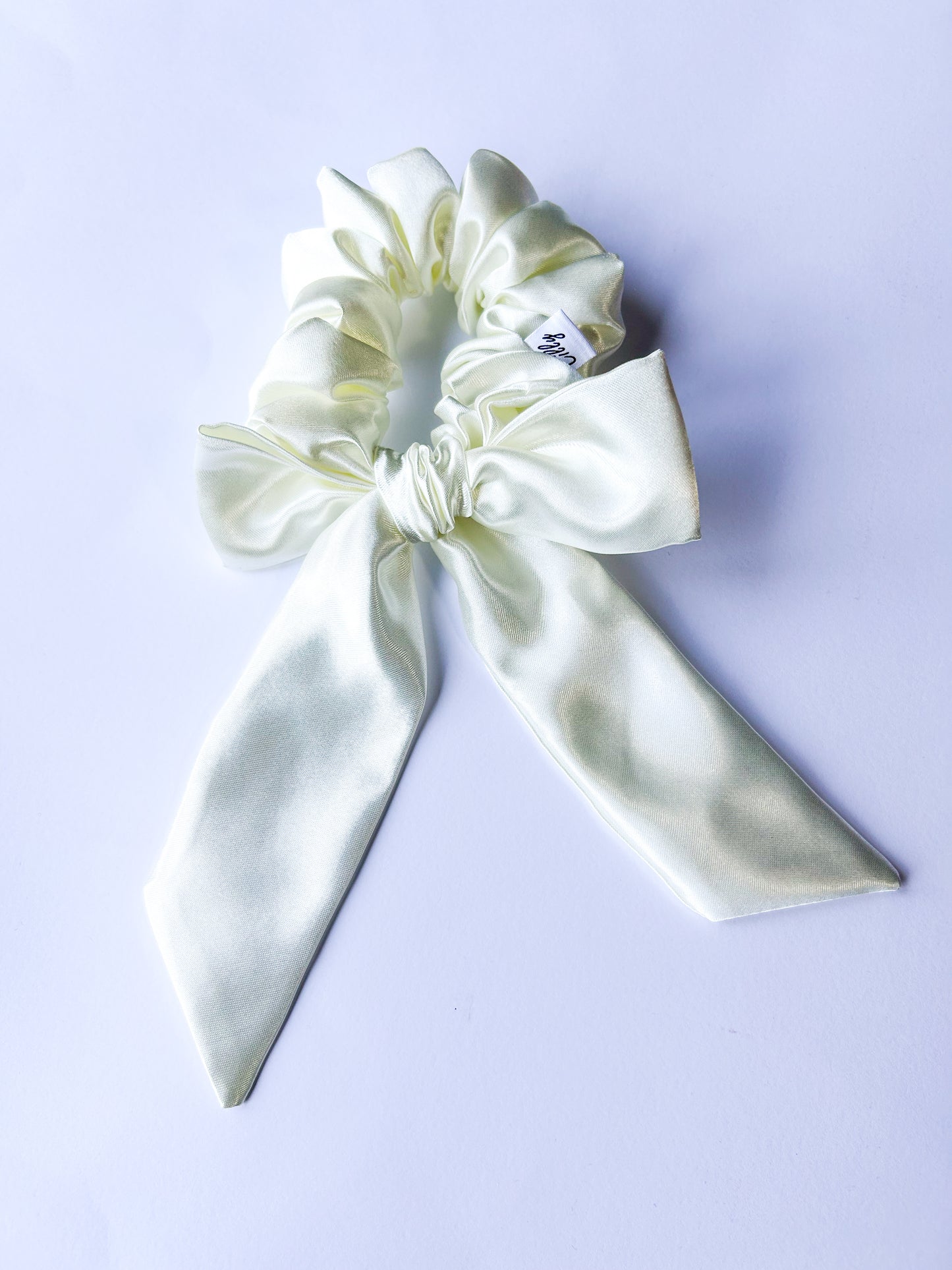 Satijnen scrunchie met strik Off white