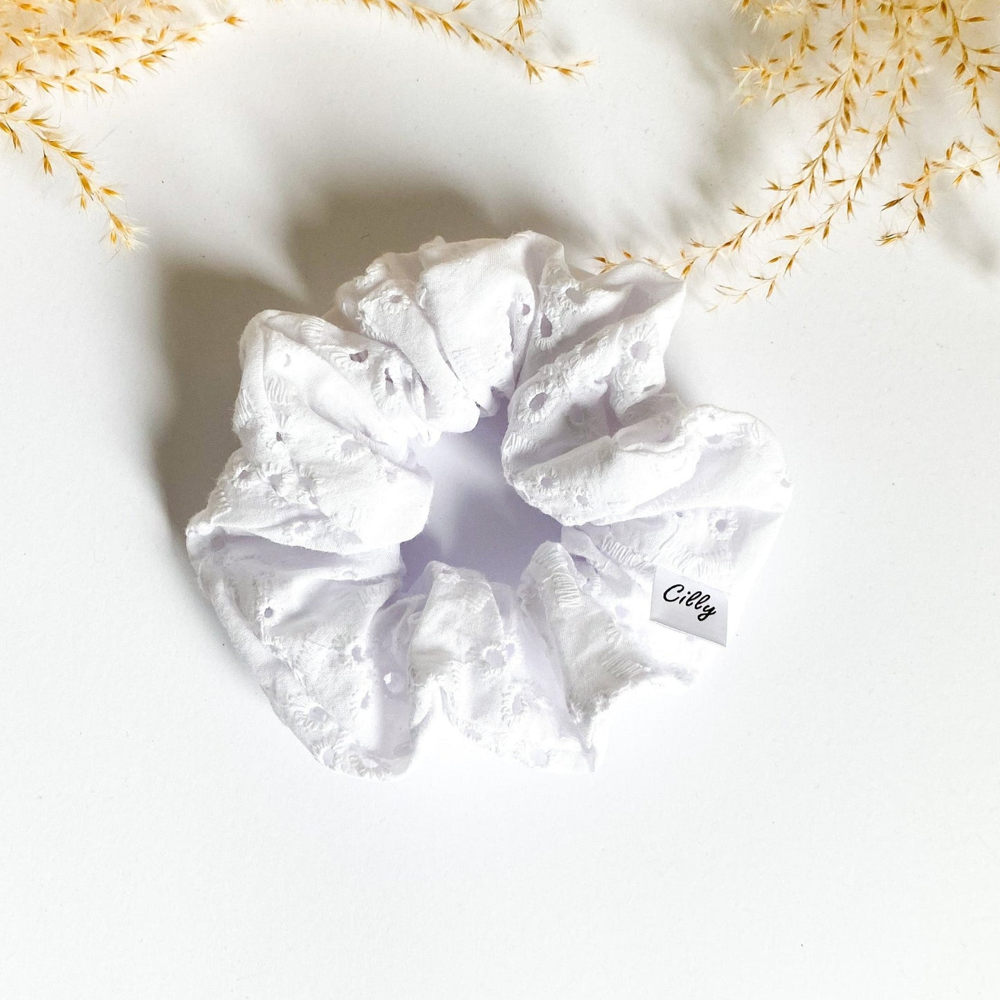 Broderie scrunchie