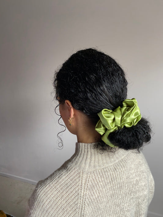 XL satijn scrunchie Olijf groen