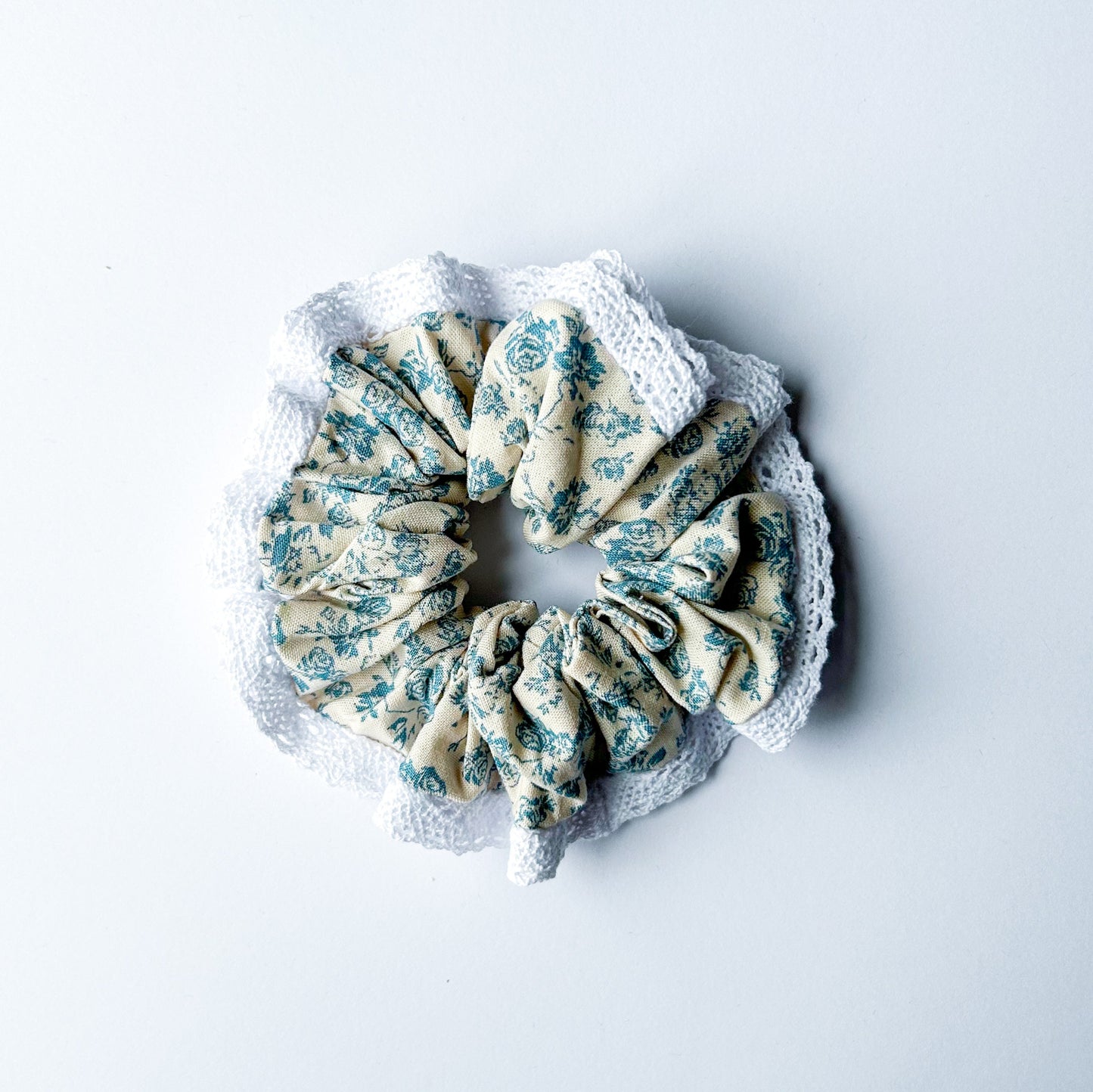 Broderie Rose Blauw Scrunchie