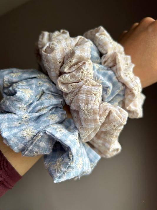 Gigi Scrunchie mini ruit Broderie beige