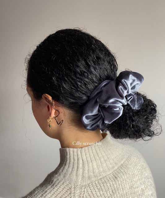 De geschiedenis van scrunchies: Van trend in de jaren '80 tot moderne fashion statement