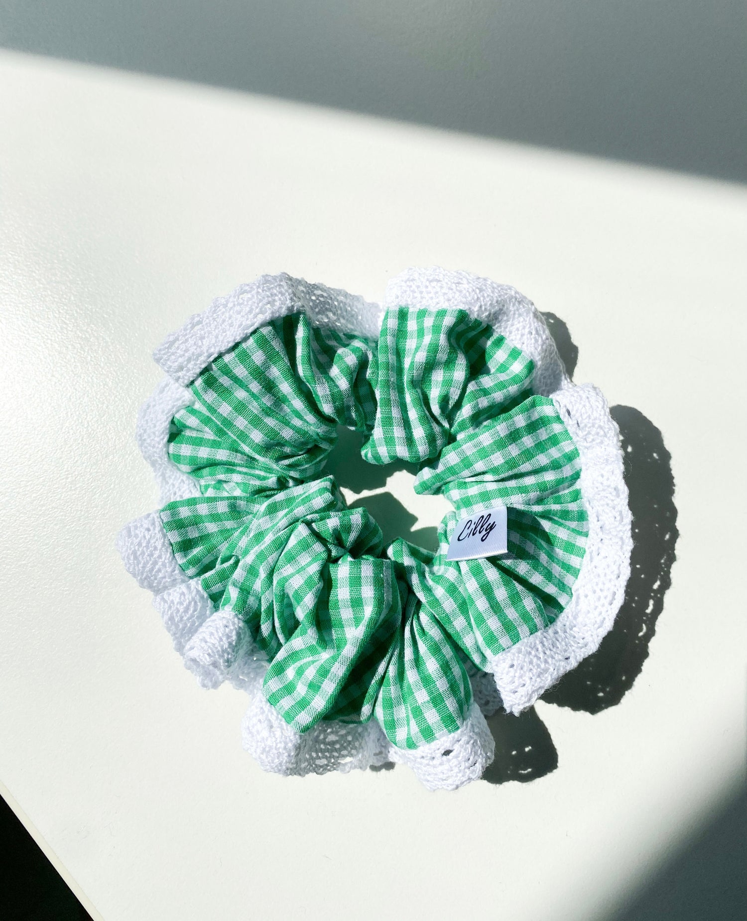 Broderie scrunchies