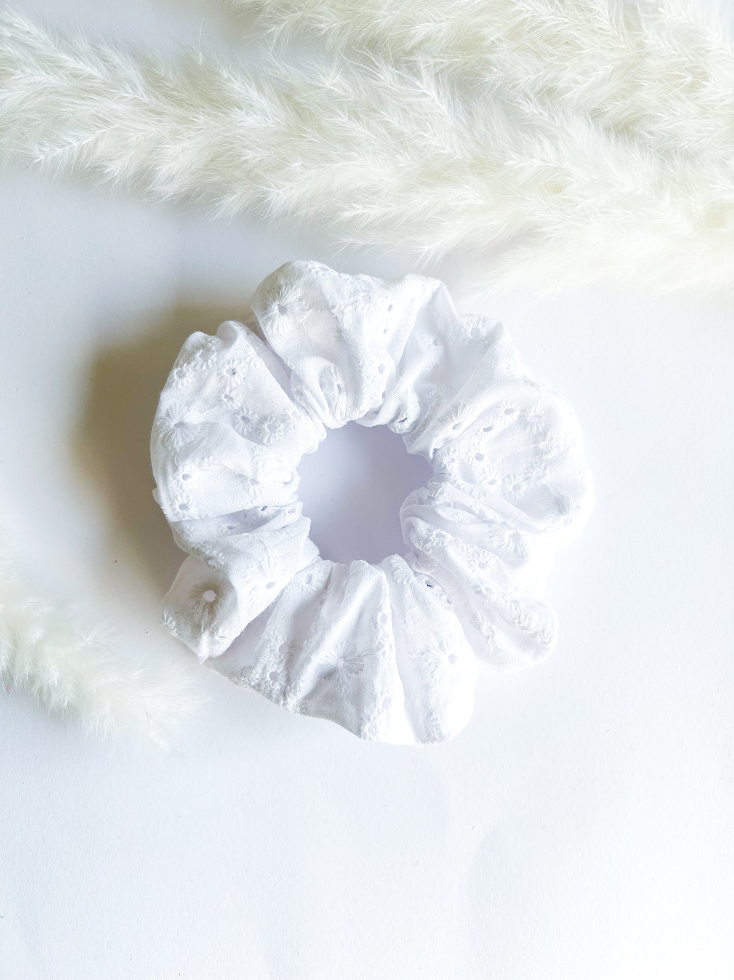 Broderie scrunchie mini bloem