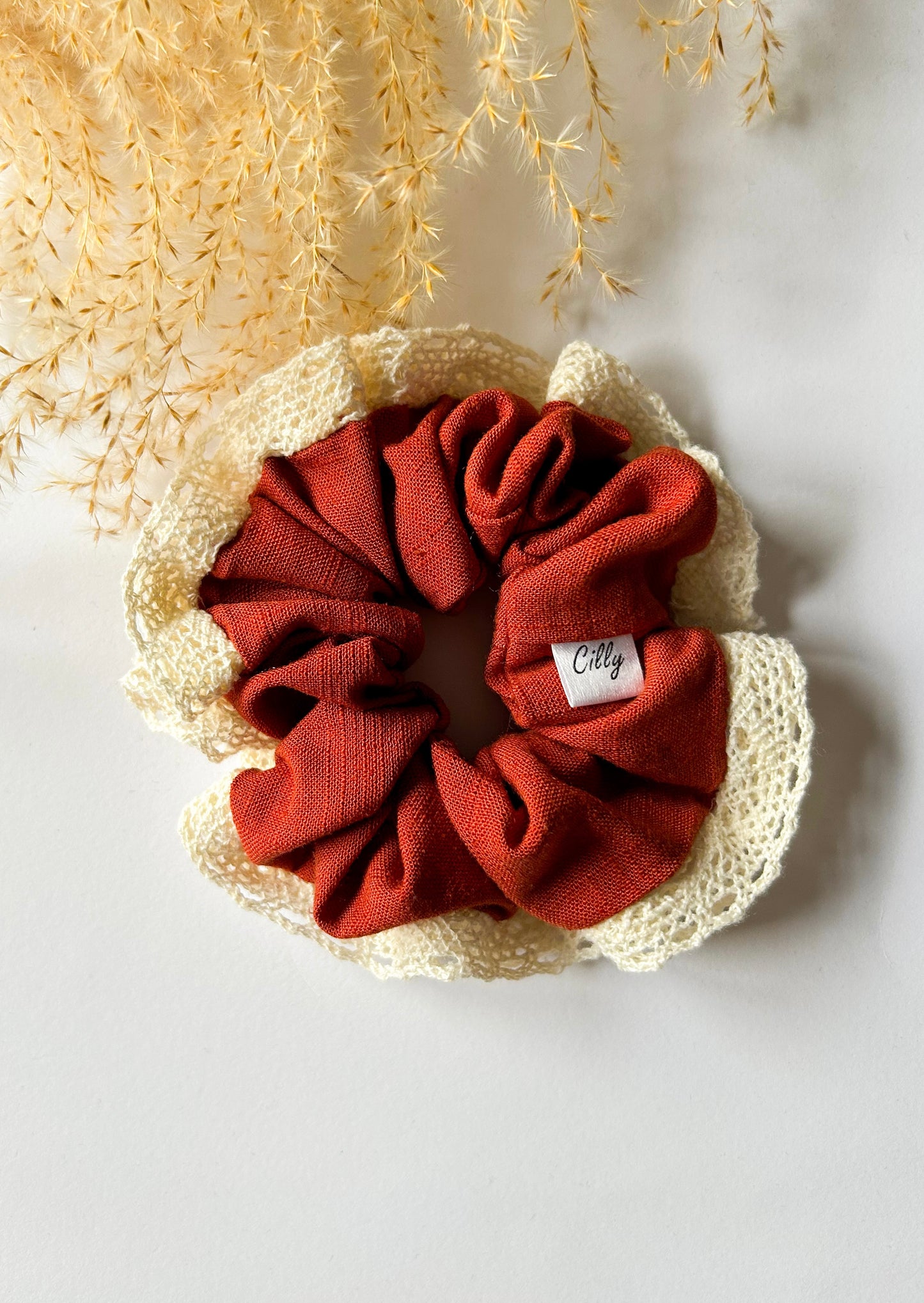 Broderie Lynn Brique Scrunchie