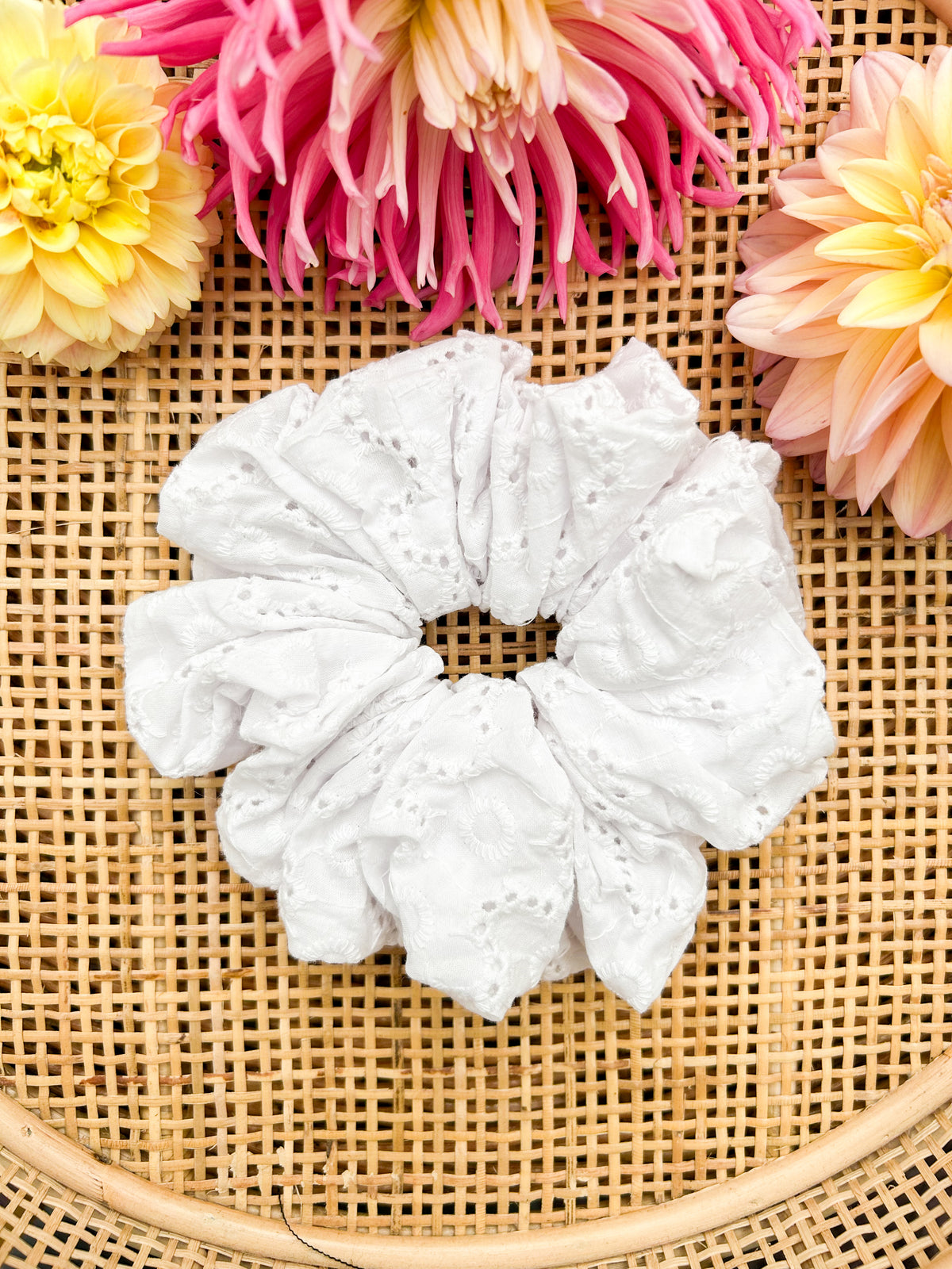 Broderie XL scrunchie 2.0