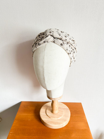 IJzerdraad haarband Beige bloem