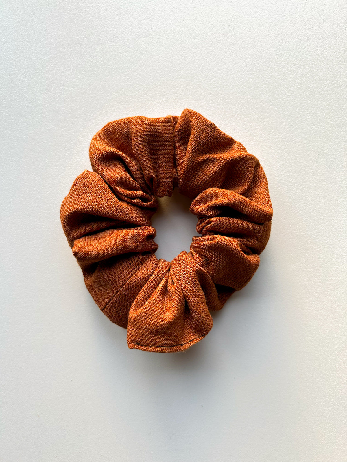 Lynn scrunchie brons