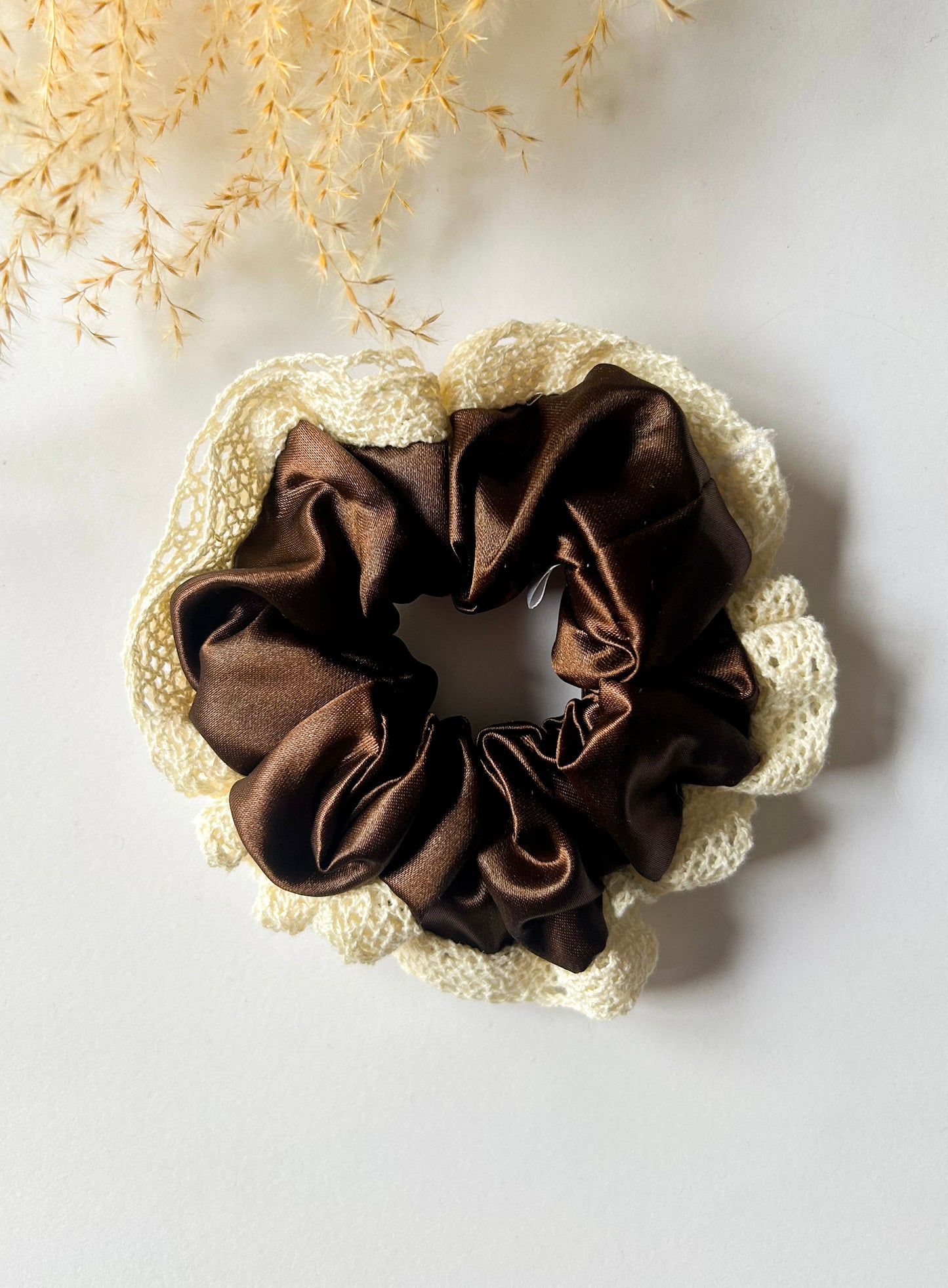 Broderie satijn bruin Scrunchie