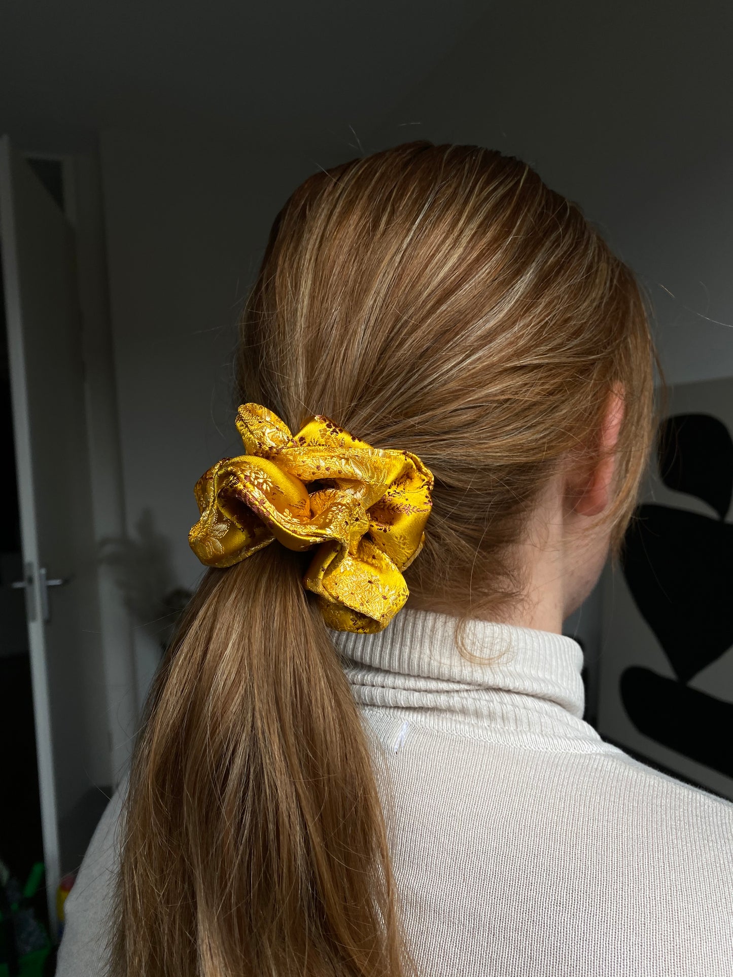 Brooke scrunchie Geel