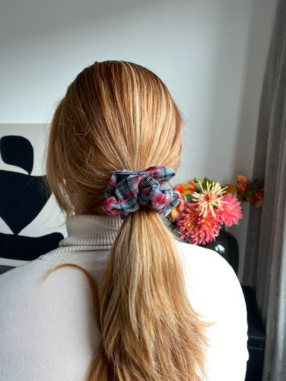 Grijze schotse ruit scrunchie