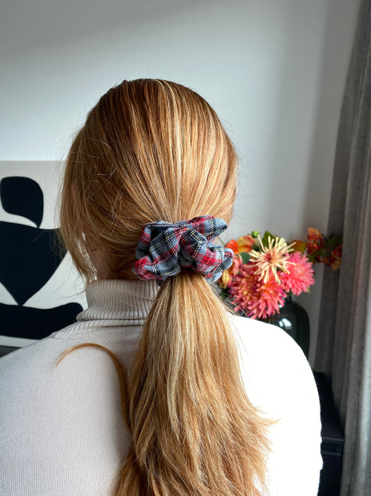 Grijze schotse ruit scrunchie