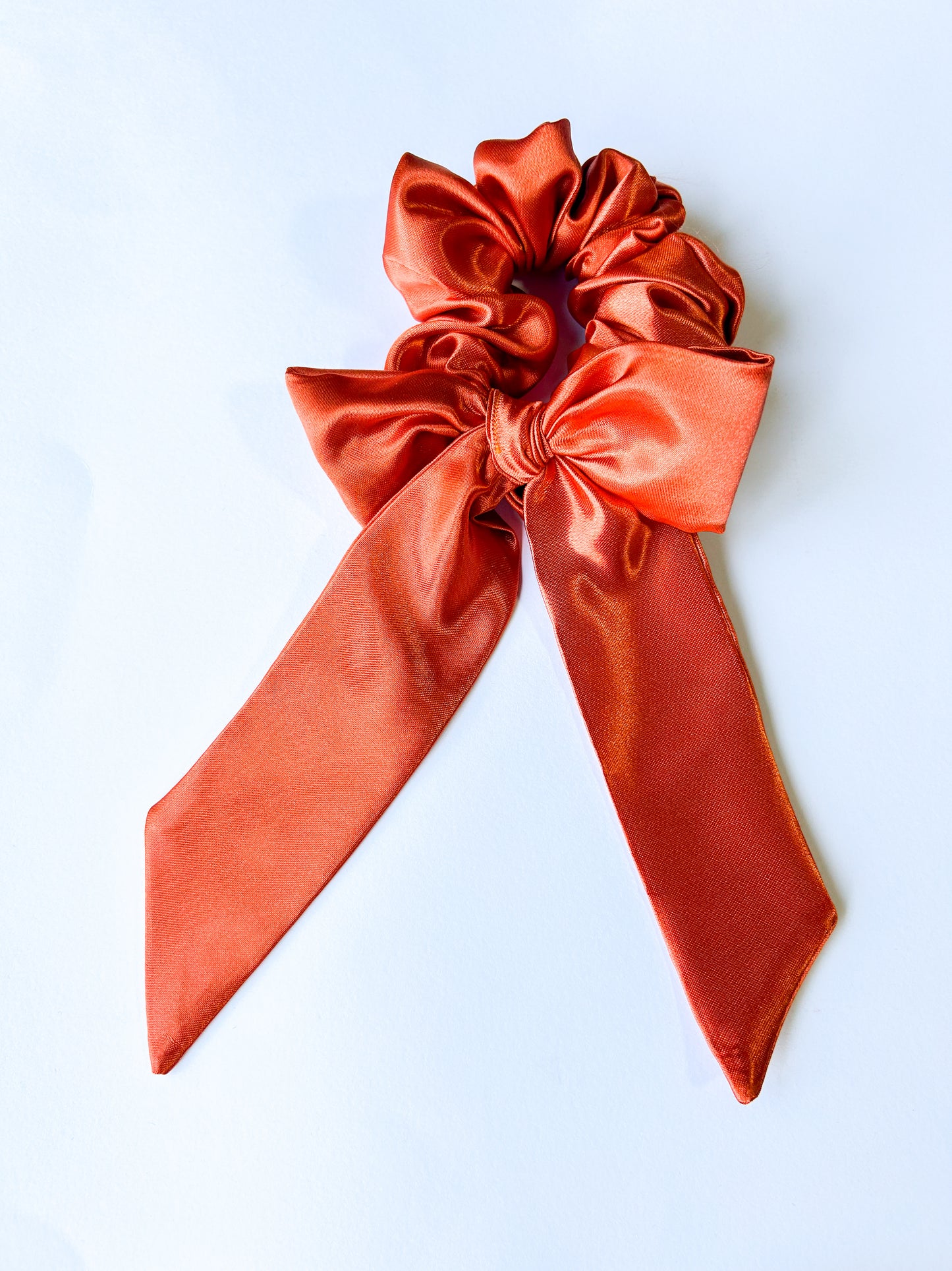 Satijnen scrunchie met strik Roest