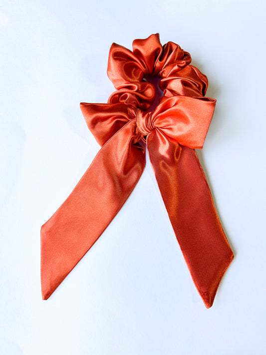 Satijnen scrunchie met strik Roest