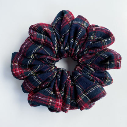 XL Navy schotse ruit scrunchie
