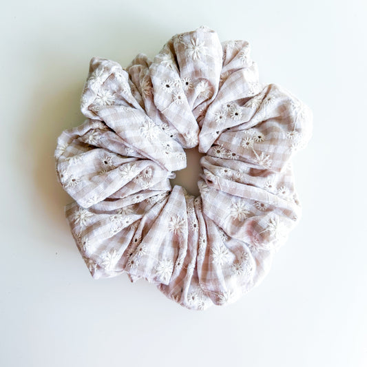 Gigi XL Scrunchie Broderie beige