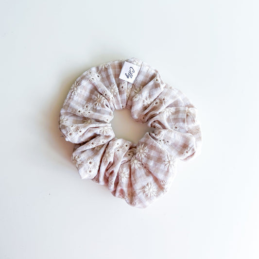 Gigi Scrunchie mini ruit Broderie beige